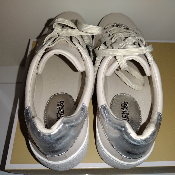 Michael Kors size 7 women's shoe - Picture 8 of 11